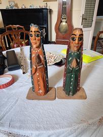 Coppia statuette Santos del Guatemala in legno
