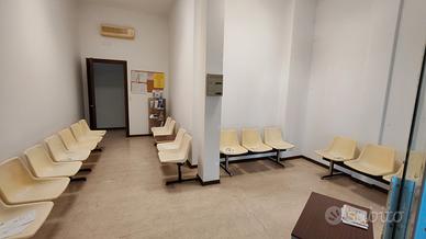 MAERNE-NEG./UFF. vetrinato al PT, ampio parcheggio