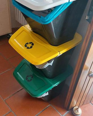 contenitori colorati per raccolta differenziata
