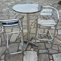 Tavolo in alluminio Pepsi con 2 sgabelli alti 