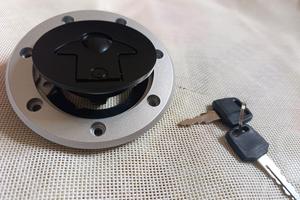 Kawasaki zr7  tappo con chiavi 