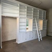 Grande libreria con scaletta