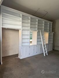 Grande libreria con scaletta