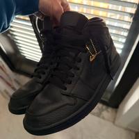 Jordan 1 mid total black