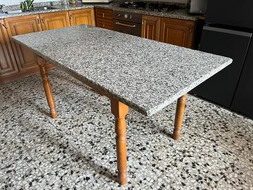 Tavolo in granito