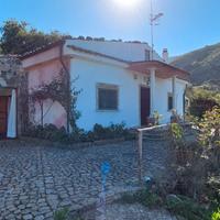 Villetta indipendente + Mq. 3200 vigneto