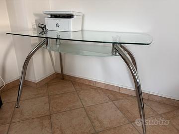 Tavolo in vetro per ufficio o salotto