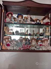 Vetrina Completa di Bambole Come Foto ..68x 74x18 - Collezionismo In vendita  a Torino