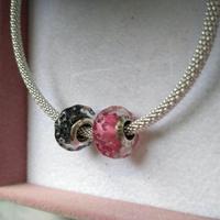 Coppia Charm Murano color lavanda e rosa con onde