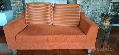 Divano a 2 posti condizioni perfette 