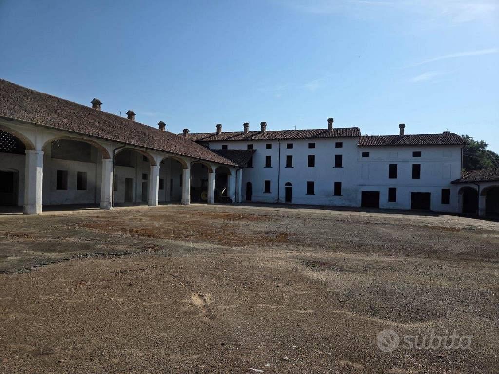 Rustico / Casale di 2500 m² con più di 5 locali a - Vista 4
