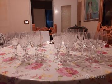 set di bicchieri di diverso tipo