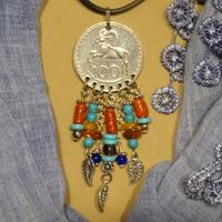 Pendente stile boho/etnico con moneta e pietre