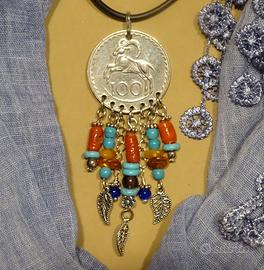 Pendente stile boho/etnico con moneta e pietre