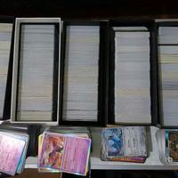 1000 carte pokemon con holo, rare e speciali