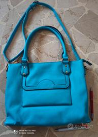 Borsa turchese molto capiente. 
