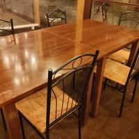 1 tavolo e 4 sedie in legno 50 euro e 3 panche 