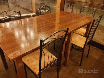 1 tavolo e 4 sedie in legno 50 euro e 3 panche 