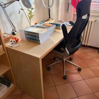 Scrivania e sedia
