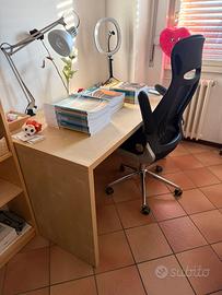 Scrivania e sedia