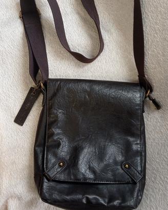 Borsa a tracolla per uomo.