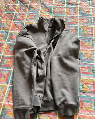 Felpa grgia con zip al collo