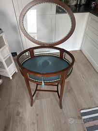 Tavolino in stile con vetrinetta apribile