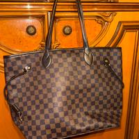 una borsa molto elegante e spaziosa nello stile LV