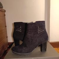 Stivaletti con tacco e brillantini 