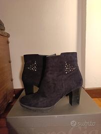 Stivaletti con tacco e brillantini 