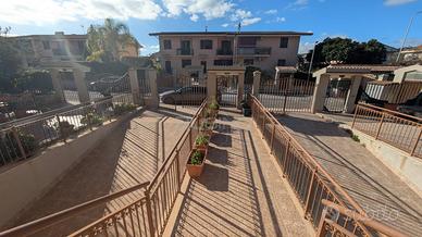 VILLA A SCHIERA - Solarino