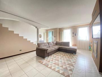 VILLA A SCHIERA A SAREGO