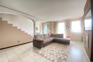 VILLA A SCHIERA A SAREGO