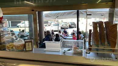 Bar gelateria centro piazza paese