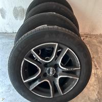 8 Gomme + 8 cerchi + dadi (Fiat grande punto )