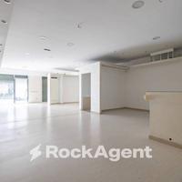 AMPIO LOCALE COMMERCIALE CON VETRINE FRONTE STRADA