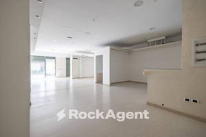 AMPIO LOCALE COMMERCIALE CON VETRINE FRONTE STRADA