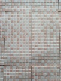 mosaico in ceramica colore rosa chiaro e bianco