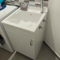 Lavatoio completo di mobile con rubinetto cromato