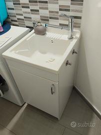 Lavatoio completo di mobile con rubinetto cromato