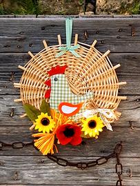 Decorazione in vimini con gallina e fiori