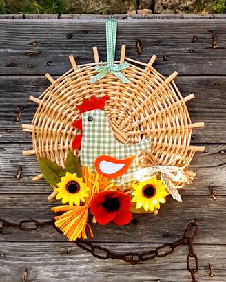 Decorazione in vimini con gallina e fiori