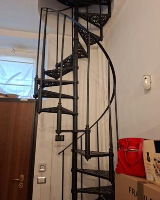 scala a chiocciola ferro battuto