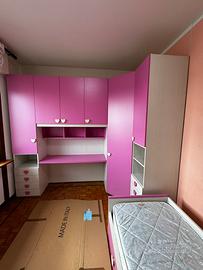 Cameretta fucsia con armadio angolare, armadio