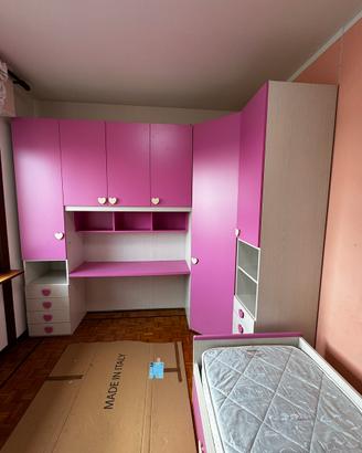 Cameretta fucsia con armadio angolare, armadio