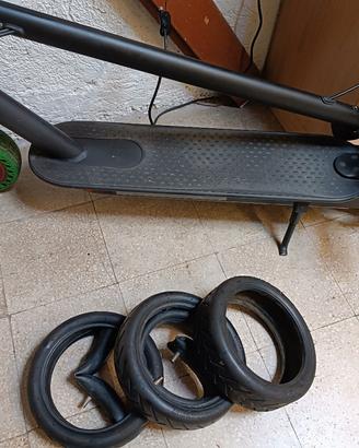 monopattino 90€ con casco e 3 gomme ricambio 