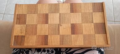 scacchi con scacchiera in legno