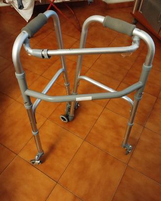 girello deambulatore 