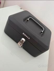 Piccola portamonete / cassaforte con chiave