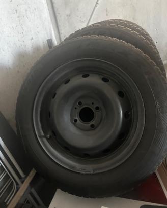 4 Cerchi in ferro con gomme